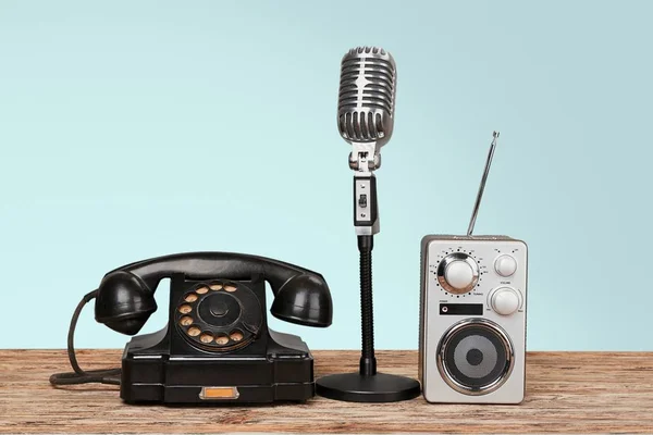 Little speaker and vintage microphone — Stock Photo, Image