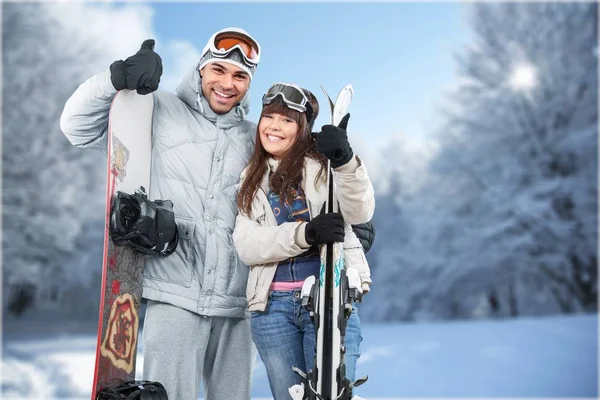 행복 한 젊은 스키어 커플 — 스톡 사진