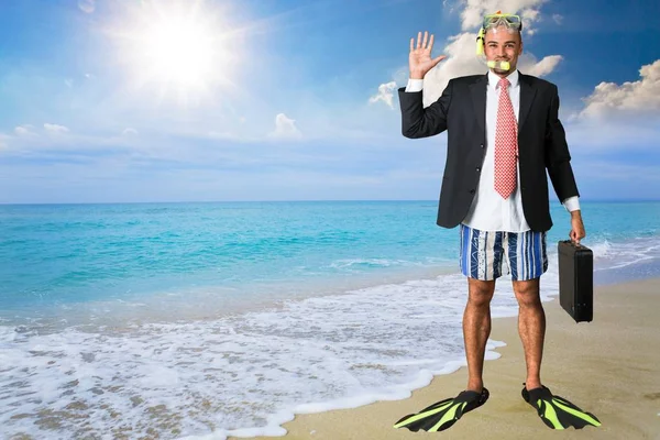 Uomo d'affari divertente sulla spiaggia — Foto Stock