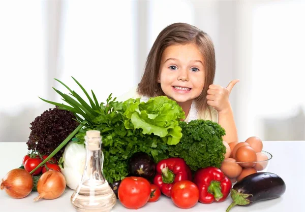 Девушка с цветными овощами — стоковое фото