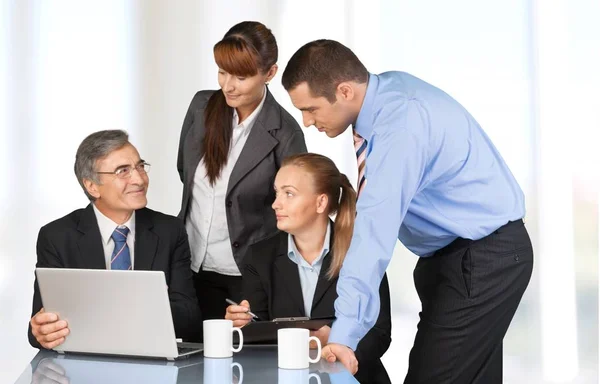 Gente de negocios haciendo informe — Foto de Stock