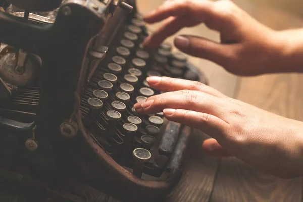 Manos escribiendo en la vieja máquina de escribir — Foto de Stock