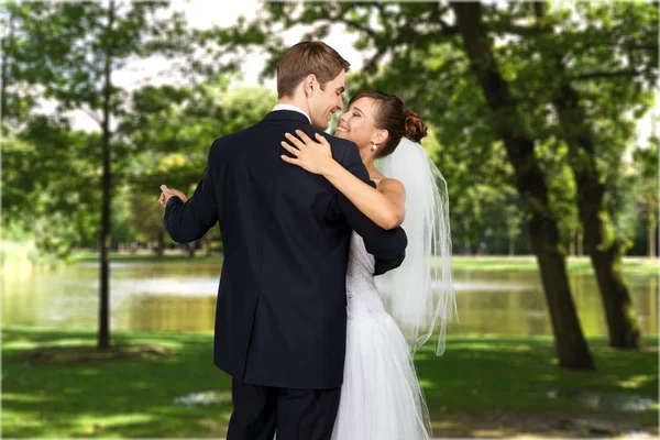 Gerade verheiratetes junges Paar — Stockfoto