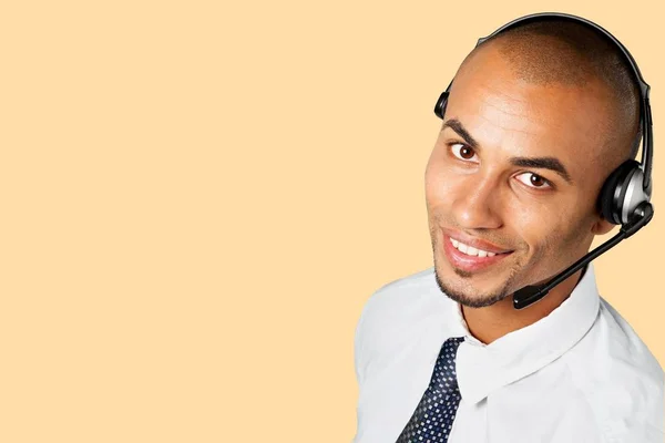 Retrato de um homem sorridente com fone de ouvido — Fotografia de Stock