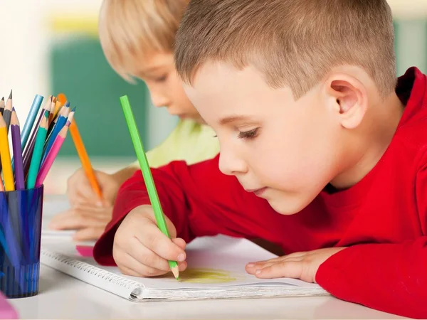 Meninos desenho com lápis — Fotografia de Stock