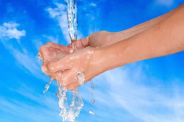 Mujer lavándose las manos — Foto de Stock