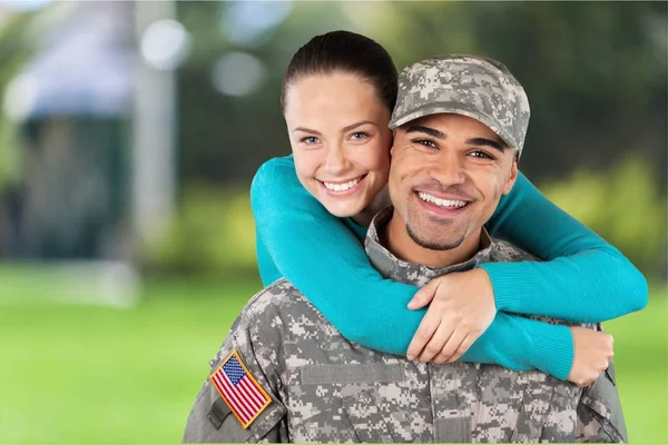Frau umarmt Militärmann — Stockfoto