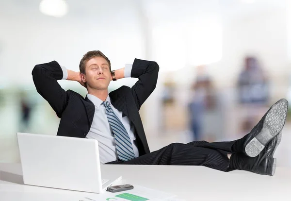 Hombre de negocios durmiendo en la oficina —  Fotos de Stock