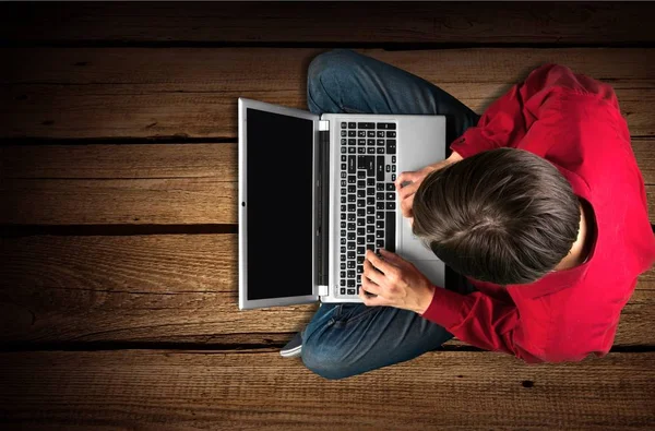 Man använder laptop på trägolv — Stockfoto