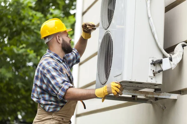 Man airconditioner te installeren — Stockfoto