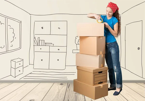 Mujer mudándose a casa nueva — Foto de Stock