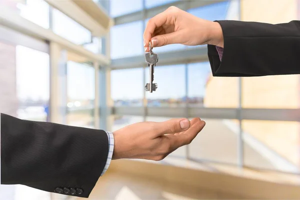 Young couple with key — Stock Photo, Image