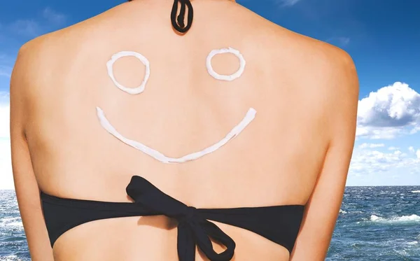 Teken glimlach op achterkant van jonge vrouw — Stockfoto