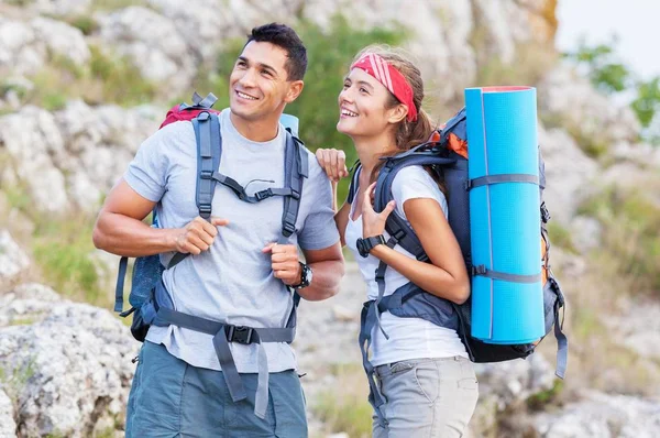 Giovane coppia di backpackers — Foto Stock