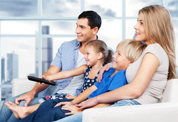 Όμορφη όμορφη οικογένεια βλέποντας τηλεόραση — Φωτογραφία Αρχείου