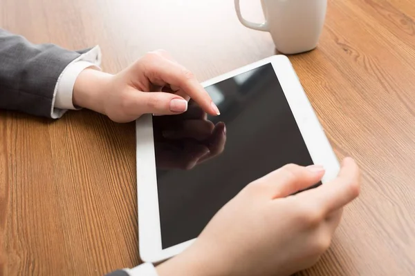 Manos usando tableta digital — Foto de Stock