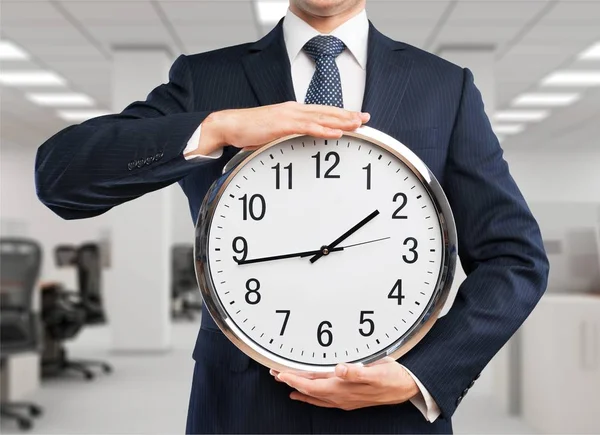 Geschäftsmann hält Uhr in Händen — Stockfoto