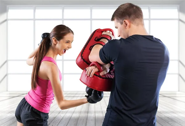 Pareja deportiva lucha en el gimnasio —  Fotos de Stock