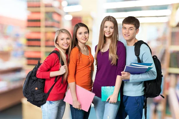 Gruppo di studenti con libri — Foto Stock