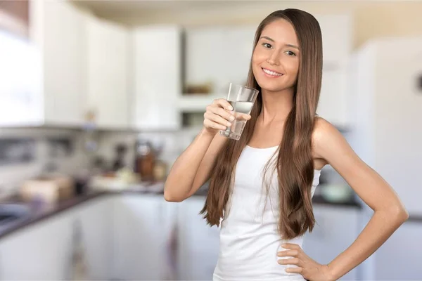 Junge Frau trinkt Wasser — Stockfoto