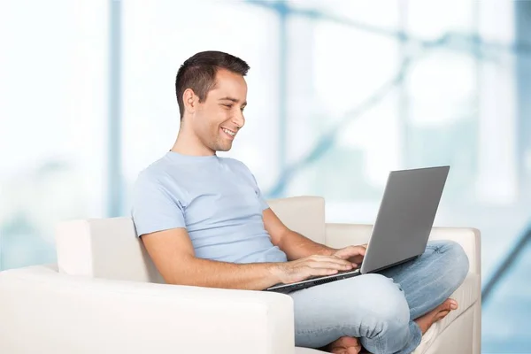 Pria bisnis tampan menggunakan laptop — Stok Foto