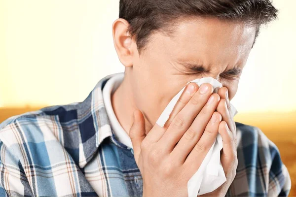 Schöner Mann bläst sich die Nase platt — Stockfoto