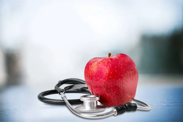 Pomme rouge et stéthoscope — Photo