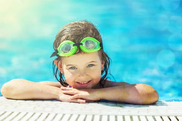 Dívka u bazénu — Stock fotografie