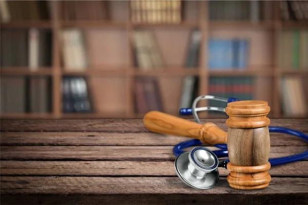 Yargıç çekiç ve stetoskop 