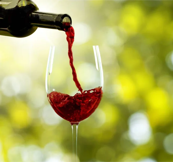 赤ワインをグラスに注ぐと — ストック写真