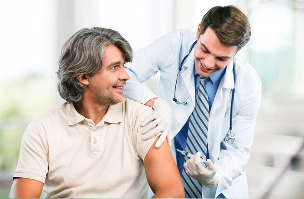 Läkare att göra vaccination till patient — Stockfoto