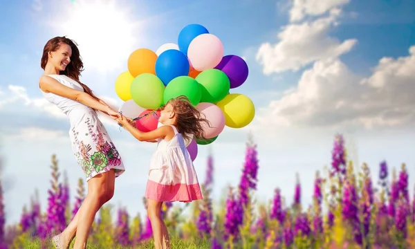 女人与女孩和空气的气球 — 图库照片