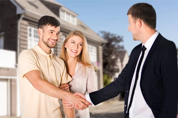 Happy couple with Seller — Stock Photo, Image