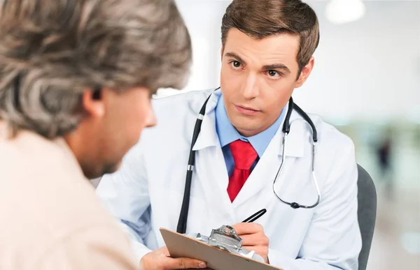 Médico prescribiendo medicamentos al paciente —  Fotos de Stock