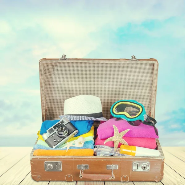 Ретро валіза з об'єктами подорожей — стокове фото