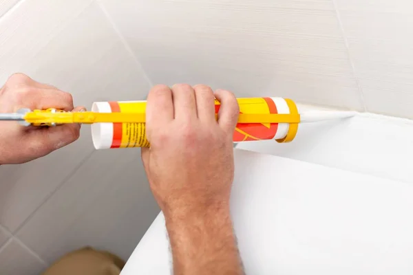 Man werknemer in badkamer — Stockfoto