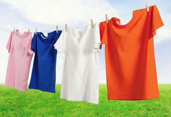 Lave a roupa em uma corda com espinhas de roupa — Fotografia de Stock