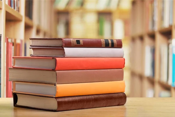 Libri impilati sulla scrivania — Foto Stock