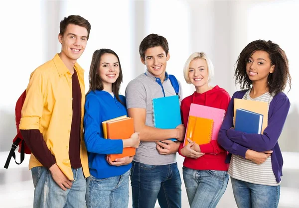 Jovens estudantes estudando — Fotografia de Stock