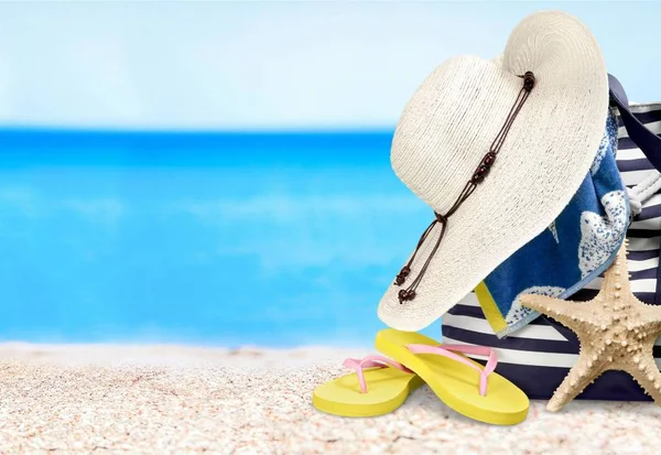 Bolso colorido en la playa de verano —  Fotos de Stock