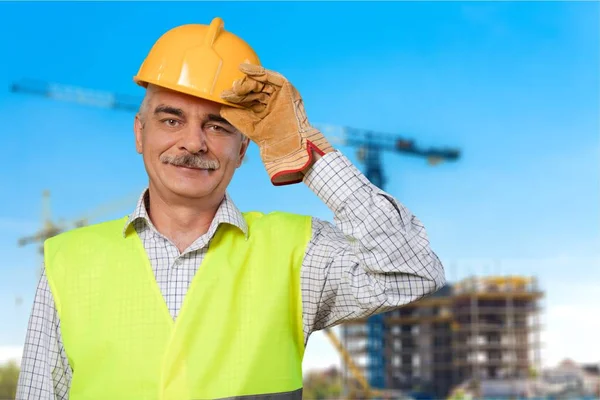 Homem sênior em capacete amarelo — Fotografia de Stock