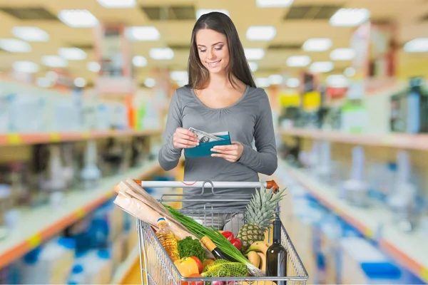 Giovane donna shopping in negozio di alimentari — Foto Stock