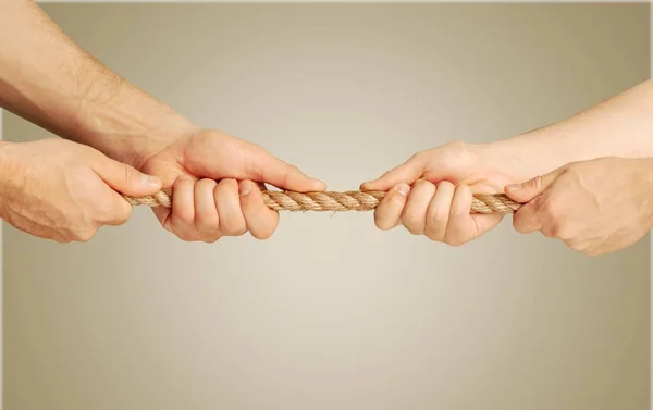 Geschäftsleute halten Seil in der Hand — Stockfoto