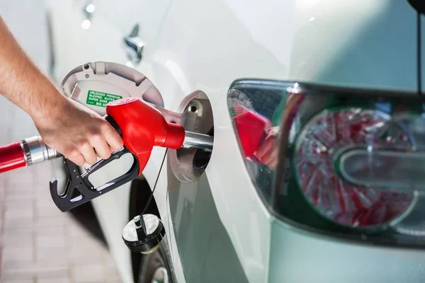 Posto de gasolina bocal punho de petróleo — Fotografia de Stock