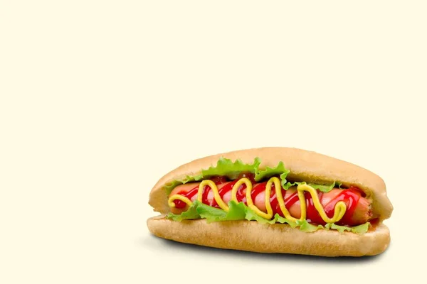 Hot dog savoureux à la moutarde — Photo