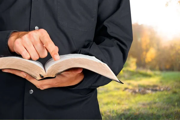 Man Reading Bíblia — Fotografia de Stock