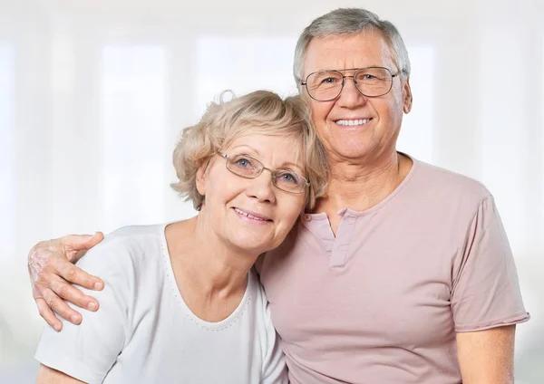 Boldog idősebb pár mosolygó — Stock Fotó