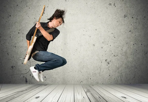 Junger Mann mit Gitarre — Stockfoto