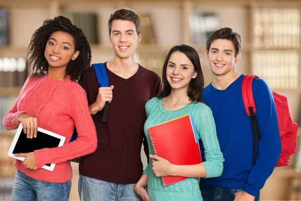 Grupp studenter med böcker — Stockfoto