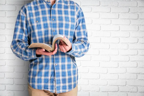 Человек с Библией в руке — стоковое фото
